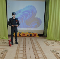Накануне празднования 375-летия пожарной охраны России воспитанники детского сада встретились с сотрудником МЧС.